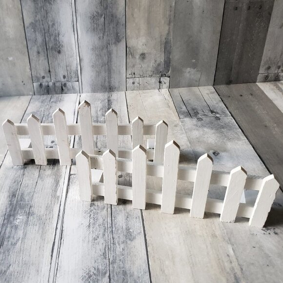 Free Standing Wood White Picket Fence - Picture 1 of 4